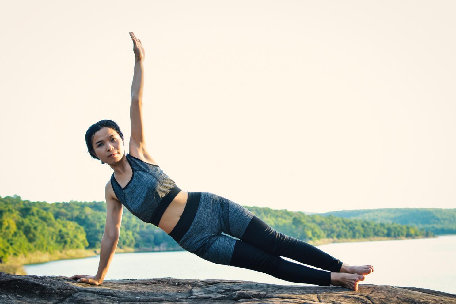 Person in entspannter Haltung beim Meditieren in natürlicher Umgebung