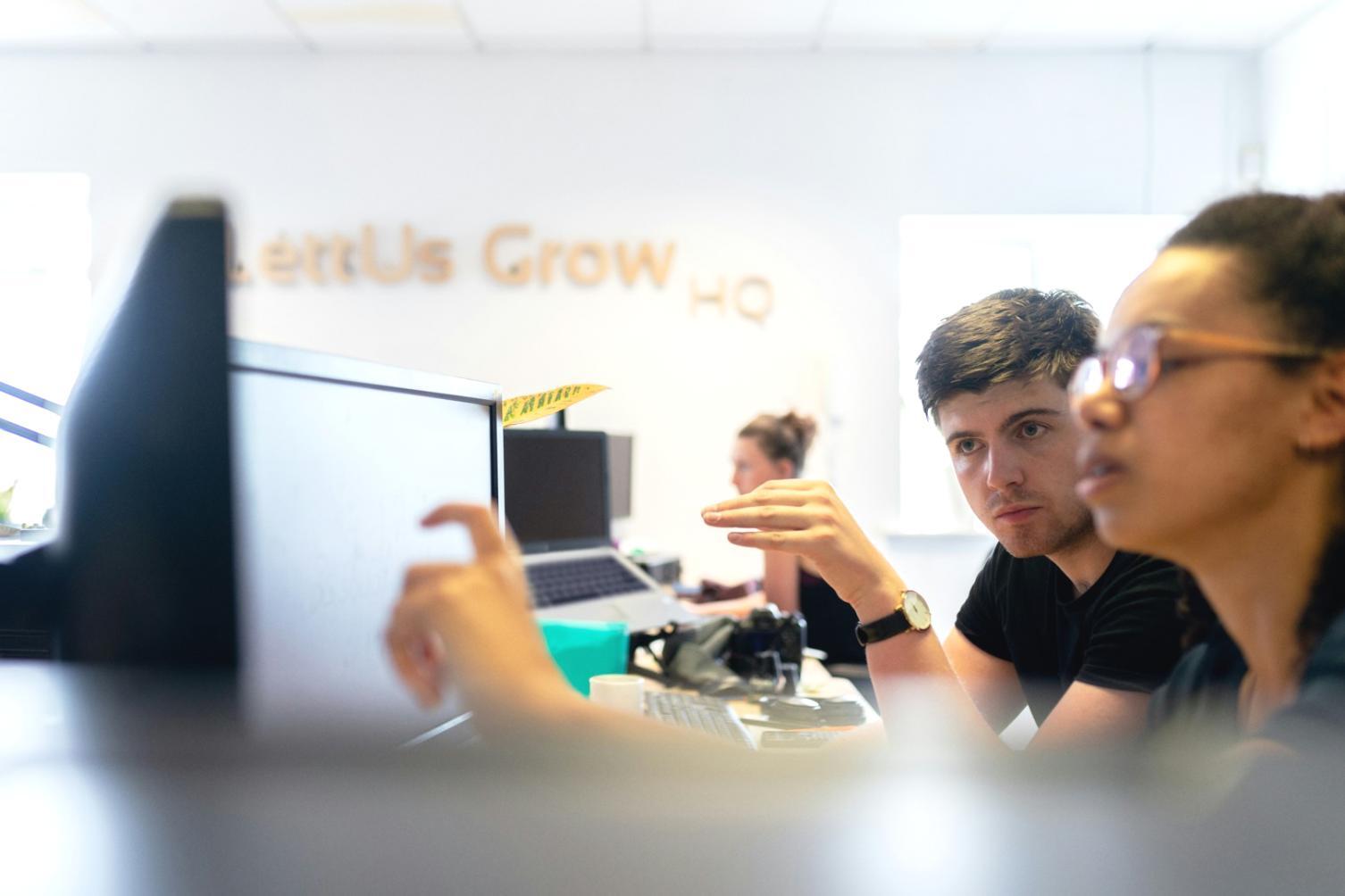 Ruhiger Raum mit natürlichem Licht und minimalistischer Einrichtung